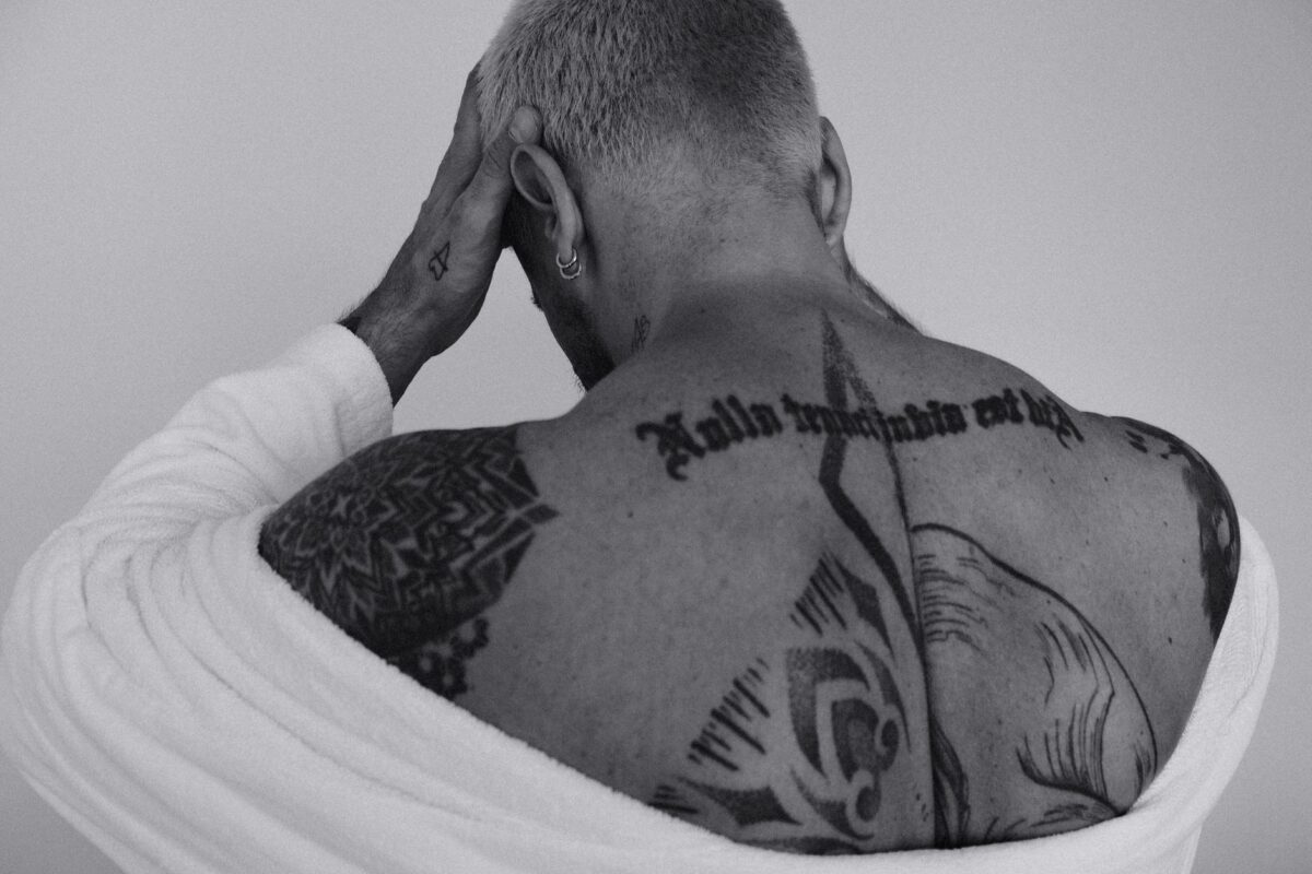 raie manta tatouage symboles reviennent autour