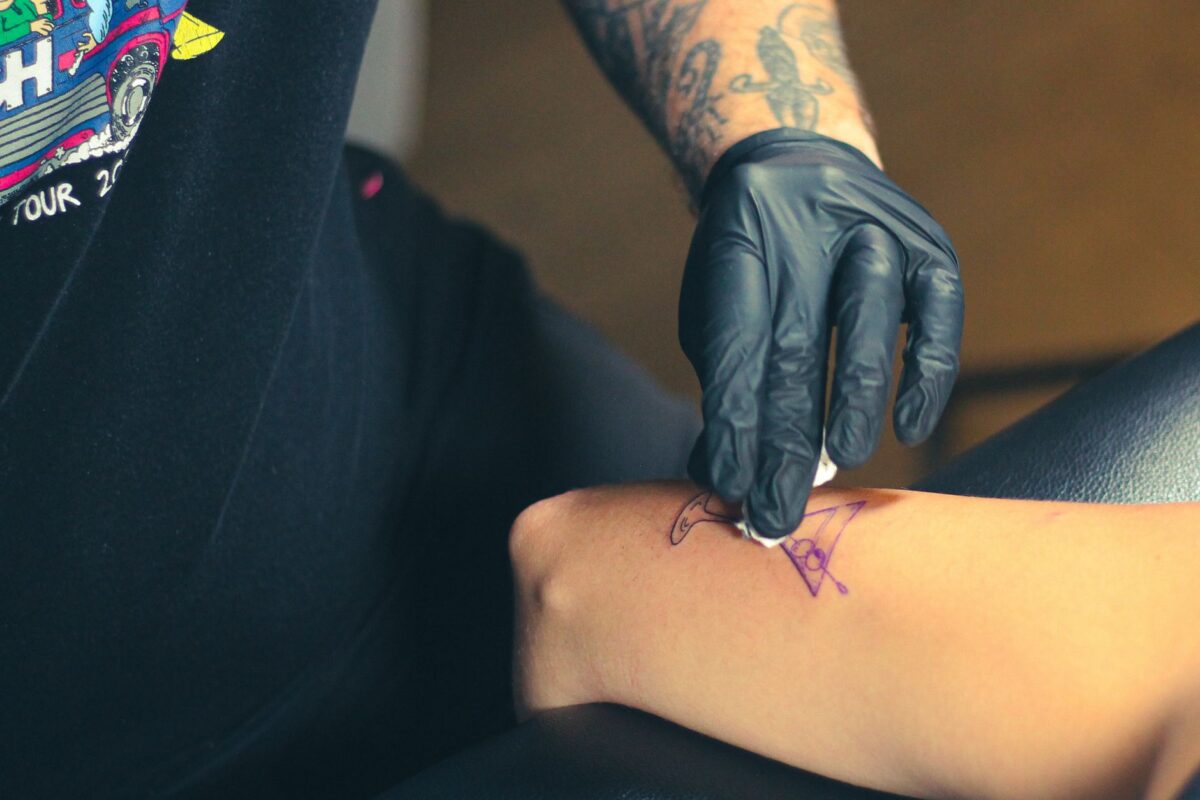tatouage raie manta symboles reviennent autour